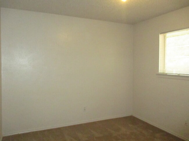 Building Photo - Cozy 3 Bed 2 Bath Duplex Located In Cul-De...