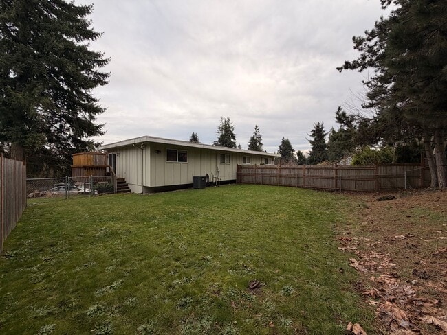 Building Photo - Fully Furnished 2 bed, 1 bath w/ Garage in Puyallup!