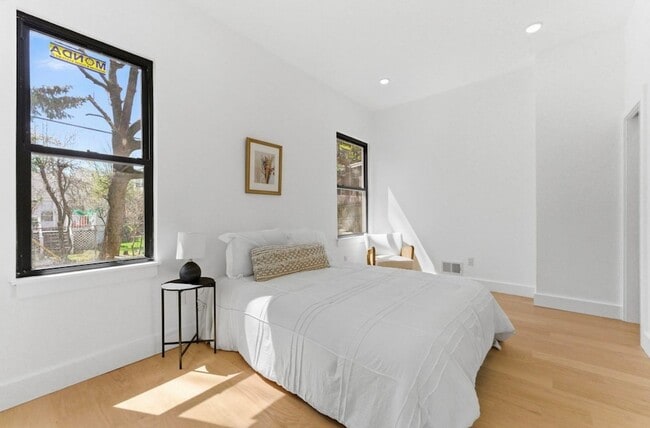 Building Photo - 113 Oak St