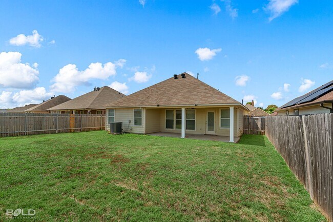 Building Photo - 521 Linnhurst Dr