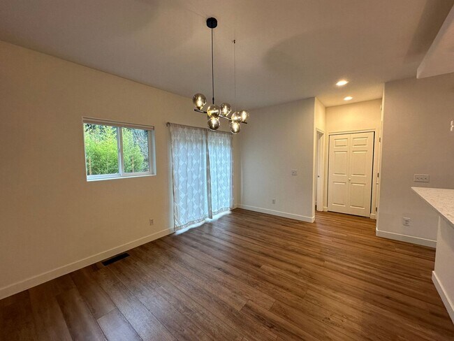 Building Photo - Application Pending - 3 Bedroom Townhouse For Rent In Hood River