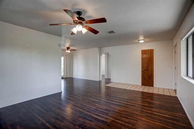 Building Photo - 7930 E Larkspur Ln