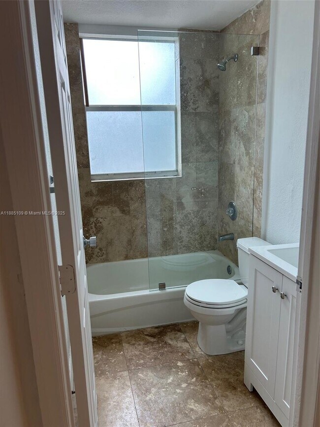 Building Photo - 953 SW 10th St