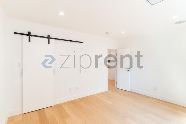 Building Photo - Unit