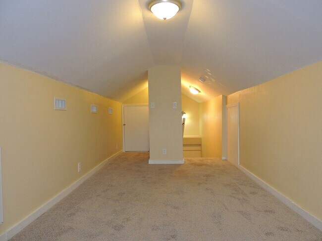 Building Photo - 300 Rose Ave