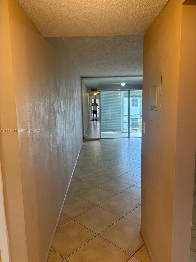 Building Photo - 3000 Sunrise Lakes Dr W