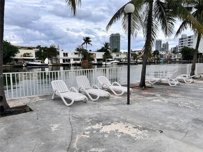 Building Photo - 7207 Bay Dr