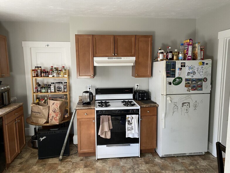 Building Photo - 174 Hillside St