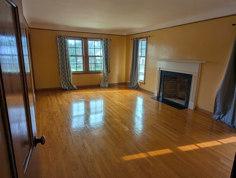 Building Photo - 13570 Cedar Rd