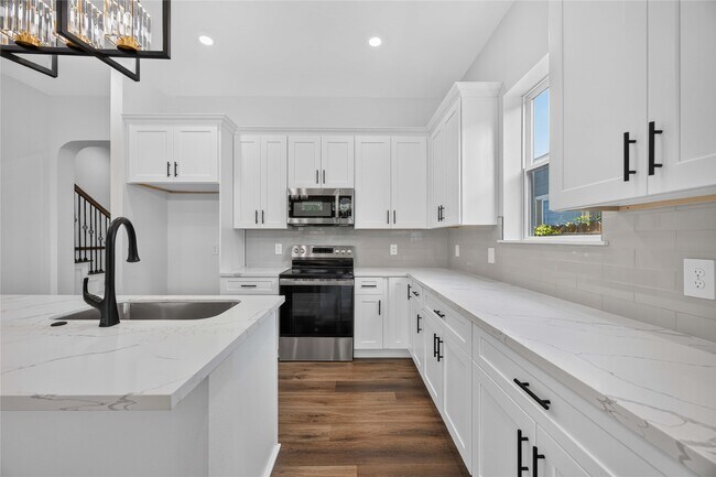 Building Photo - 8215 Gladstone St