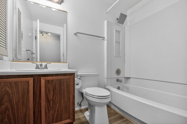 Building Photo - Bright and spacious 4Bd/2.5Bth haven located in a peaceful cul-de-sac!