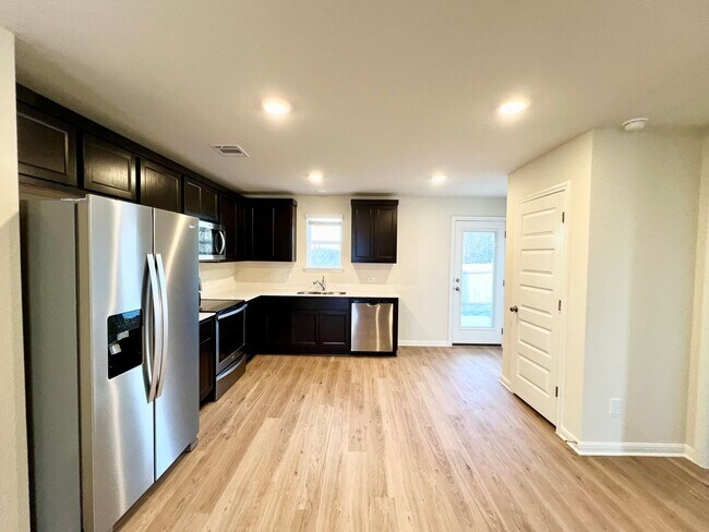 Building Photo - 3 bedroom, 2 bath home for lease