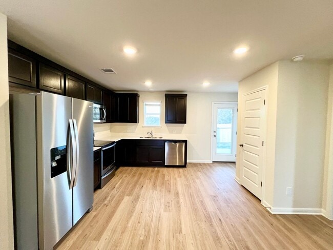 Building Photo - ~Move In Special~ 3 bedroom, 2 bath home for lease