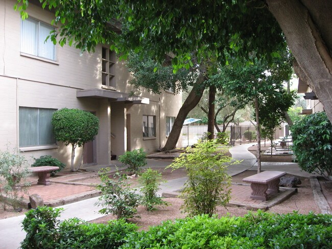 Middle Courtyards - 125 W 2nd Ave