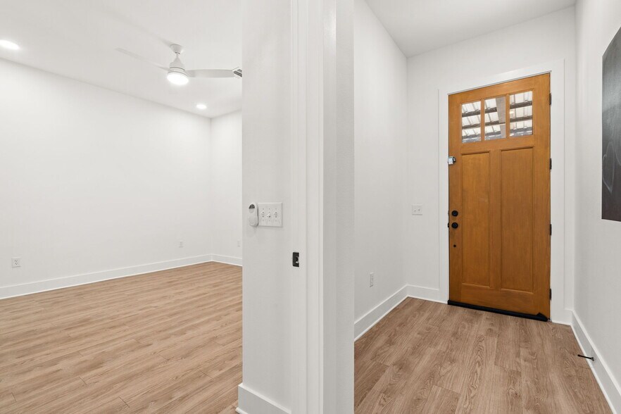 Building Photo - 4704 Sunset Trl