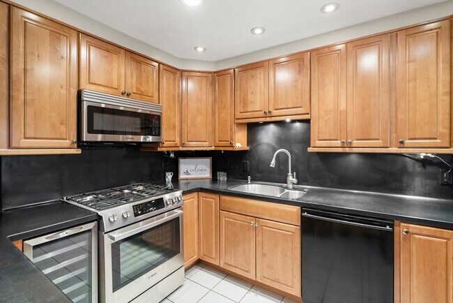 Building Photo - 1011 Beacon St