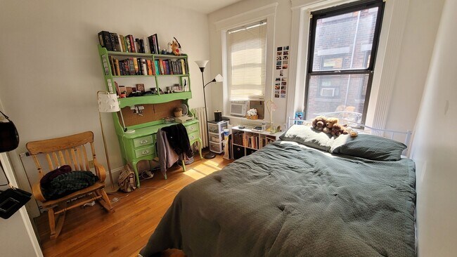 Building Photo - NO FEE!  Perfect Apt for BU Students Near T with Heat and Hot Water Included