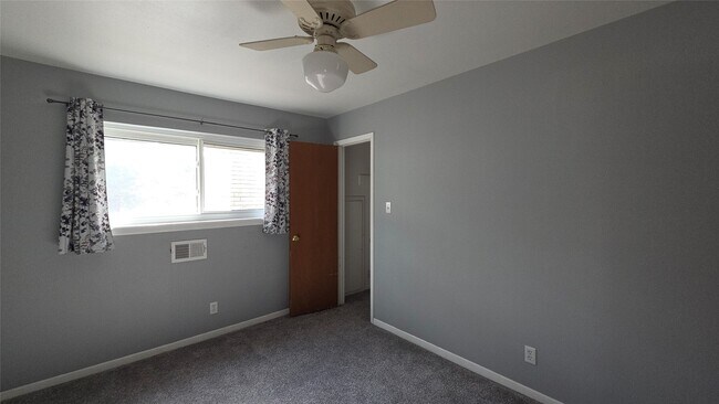 Building Photo - 1600 Southern Oaks Dr