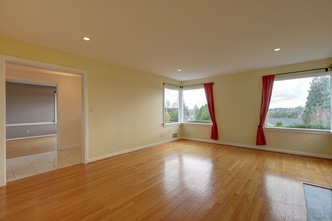 Building Photo - Unique Laurelhurst 3 Bedrooms with 2 Bathr...