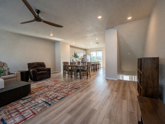 Building Photo - Astonishing 3 Bed/3.5 Bath Tri Level Townhome.   Must see to believe!!