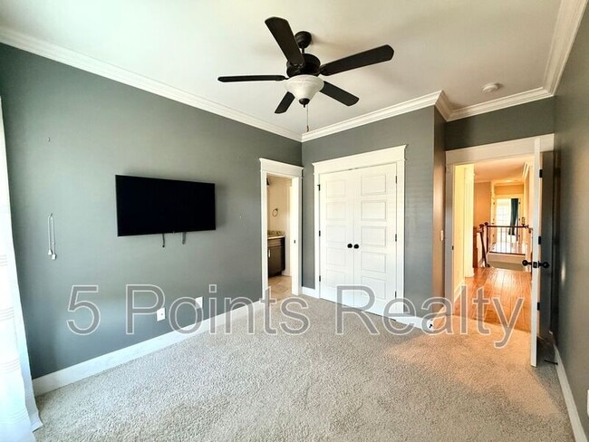 Building Photo - 2209 10th Ave S