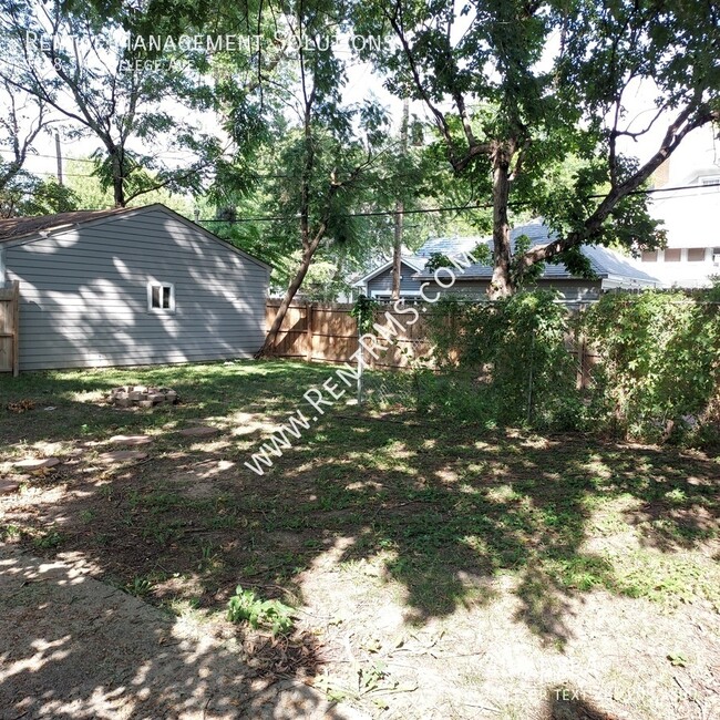 Building Photo - **MOVE-IN SPECIALS**1188 SW College Ave - ...