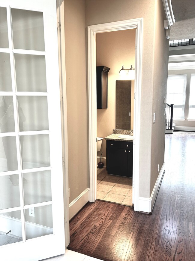 Building Photo - 1049 W 22nd St