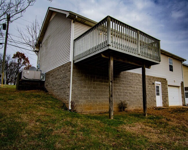 Building Photo - 3 Bedroom Pet Friendly Home For Rent In St...