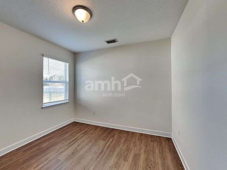 Building Photo - 511 Pine Terrace Dr