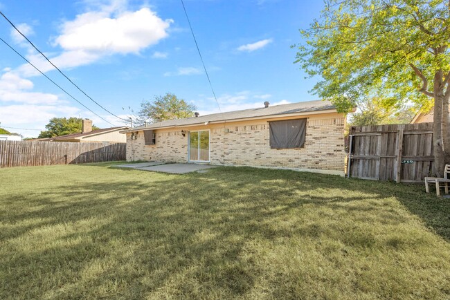 Building Photo - 3 Bedroom, 1.5 Bath Home with Spacious Layout and Large Yard