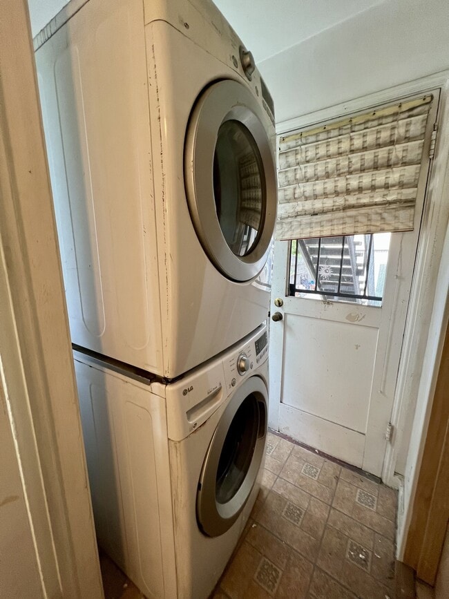 Building Photo - 1345 Masselin Ave