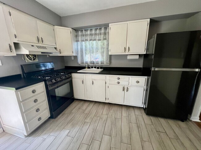 Building Photo - 3-Bedroom Single Family Home in Bristol! A...