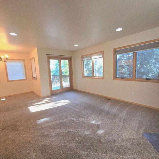 Building Photo - 2 Bedroom 2.5 bathroom near Golf Course