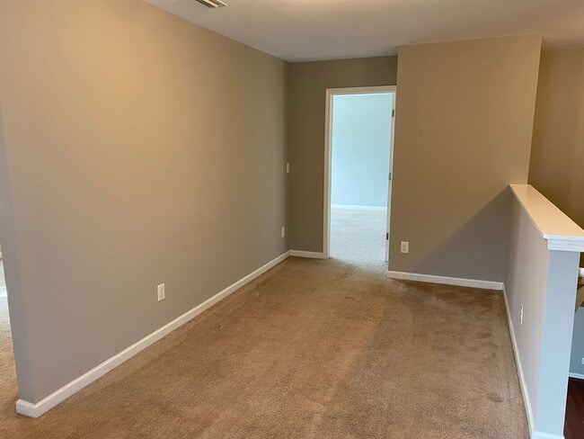Building Photo - AVAILABLE TO SHOW!