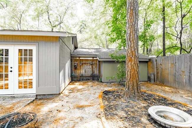Building Photo - 2717 S Millbend Dr