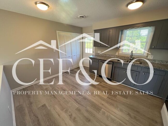 Building Photo - Conveniently located 2 bedroom 1 bathroom duplex now available!