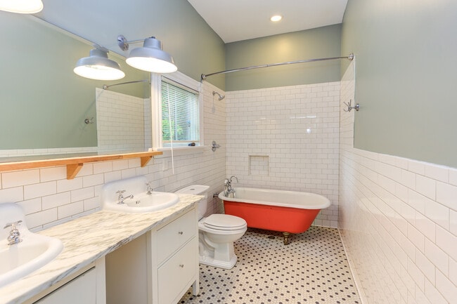 Building Photo - 510 Oakwood Ave