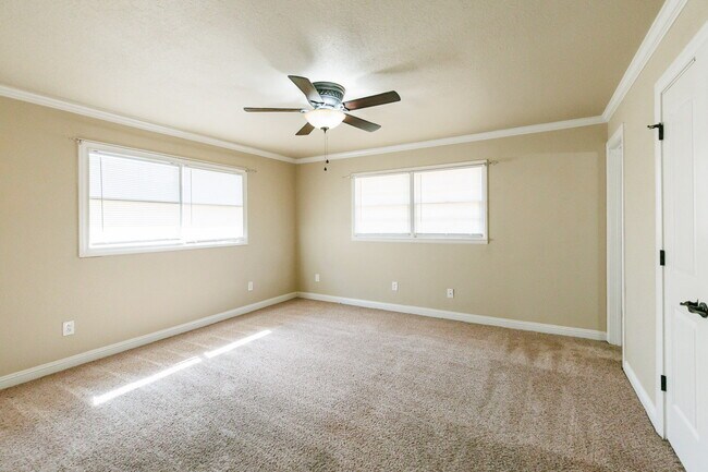 Building Photo - Well Kept House With HUGE bedrooms!