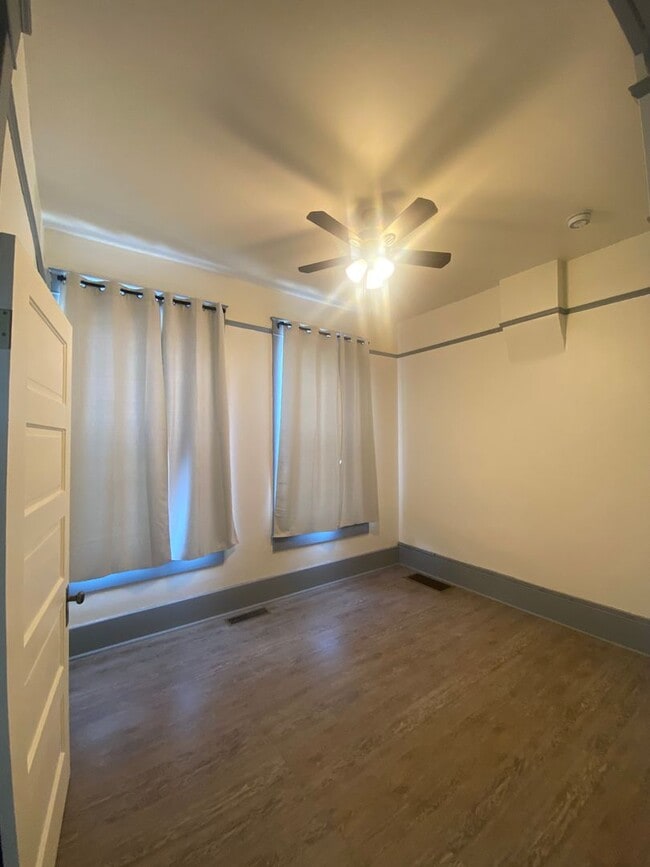 Building Photo - Main Street Upstairs Apartment in Aztec