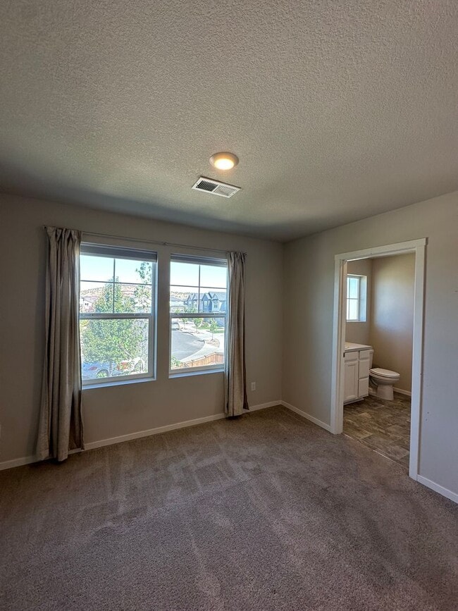 Building Photo - ? Modern 3-Bedroom Townhouse with Bright O...