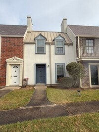 Building Photo - Beautiful 2 Bedroom Townhome off Jefferson