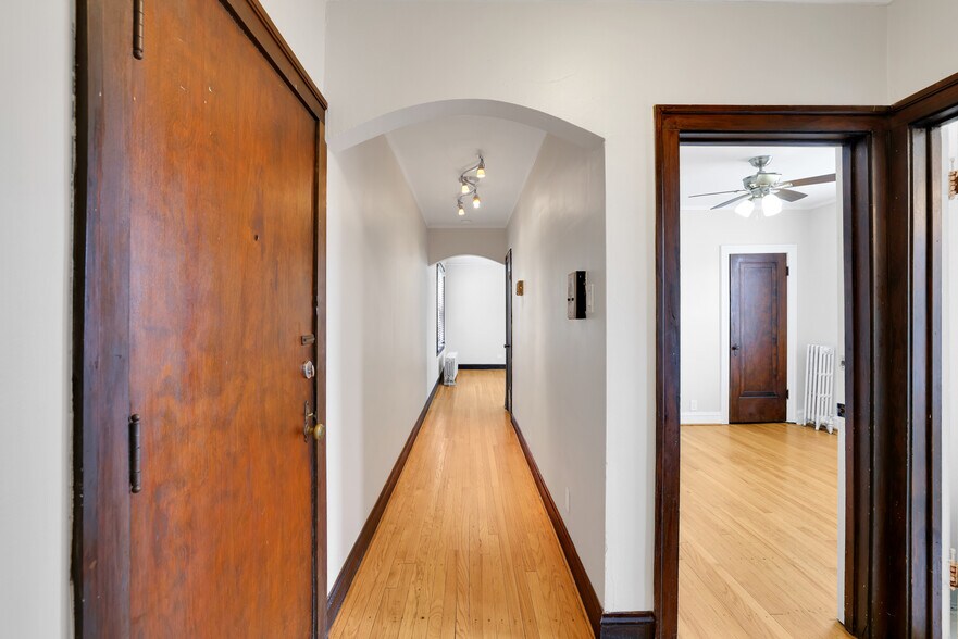 Building Photo - 5544 W Leland Ave