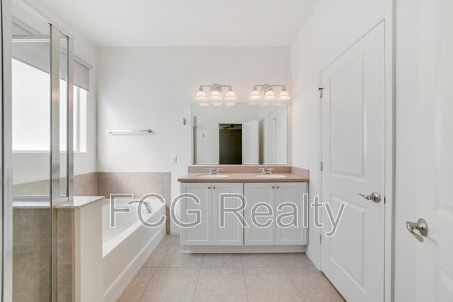 Building Photo - 11701 Verrazano Dr