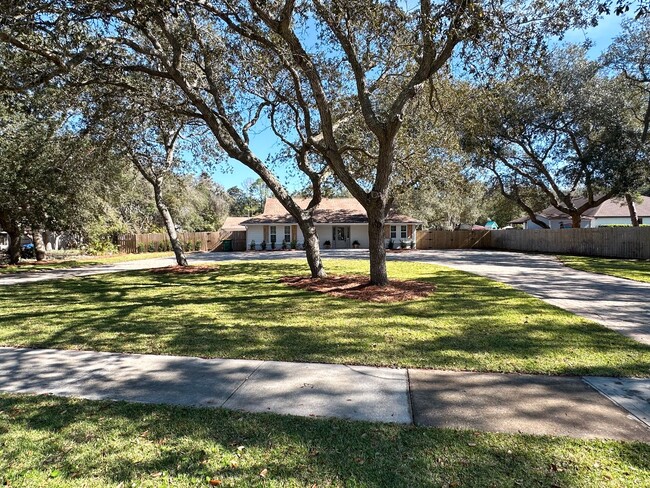 Building Photo - Outdoor living paradise in Destin on this ...