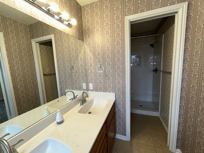 Building Photo - 405 Diana Ln