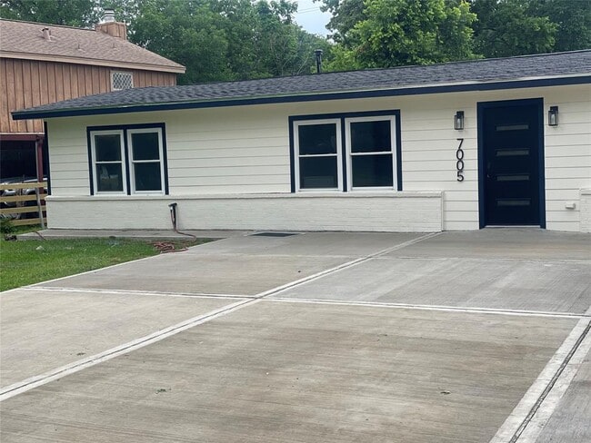 Building Photo - 7005 Kopman Dr