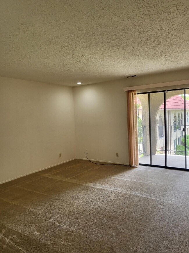Building Photo - 827 Country Club Dr SE