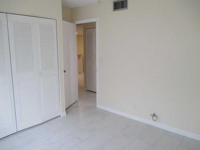 Building Photo - 224 Lake Dora Dr