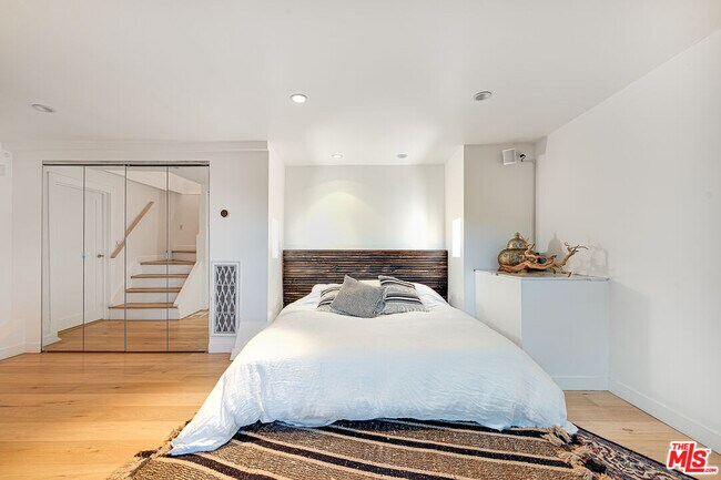 Building Photo - 8560 Franklin Ave