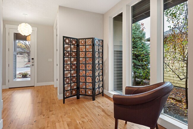 Building Photo - For Rent: Furnished Executive Home in Bend, OR – Prime Location!